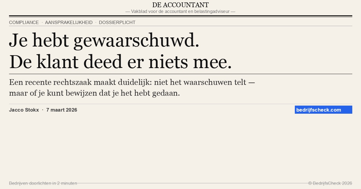Accountant aan bureau met dossier en laptop — aansprakelijkheid bij klant die waarschuwing negeert