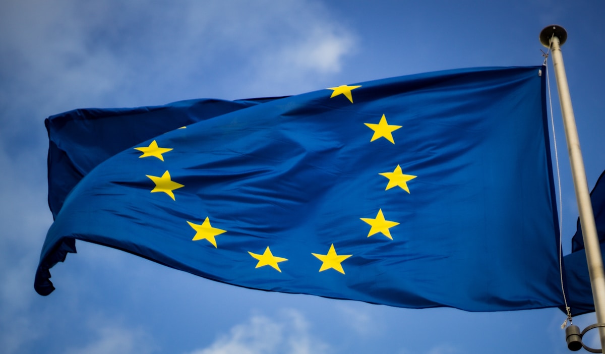 EU-vlag met sterren — Europese sanctiescreening